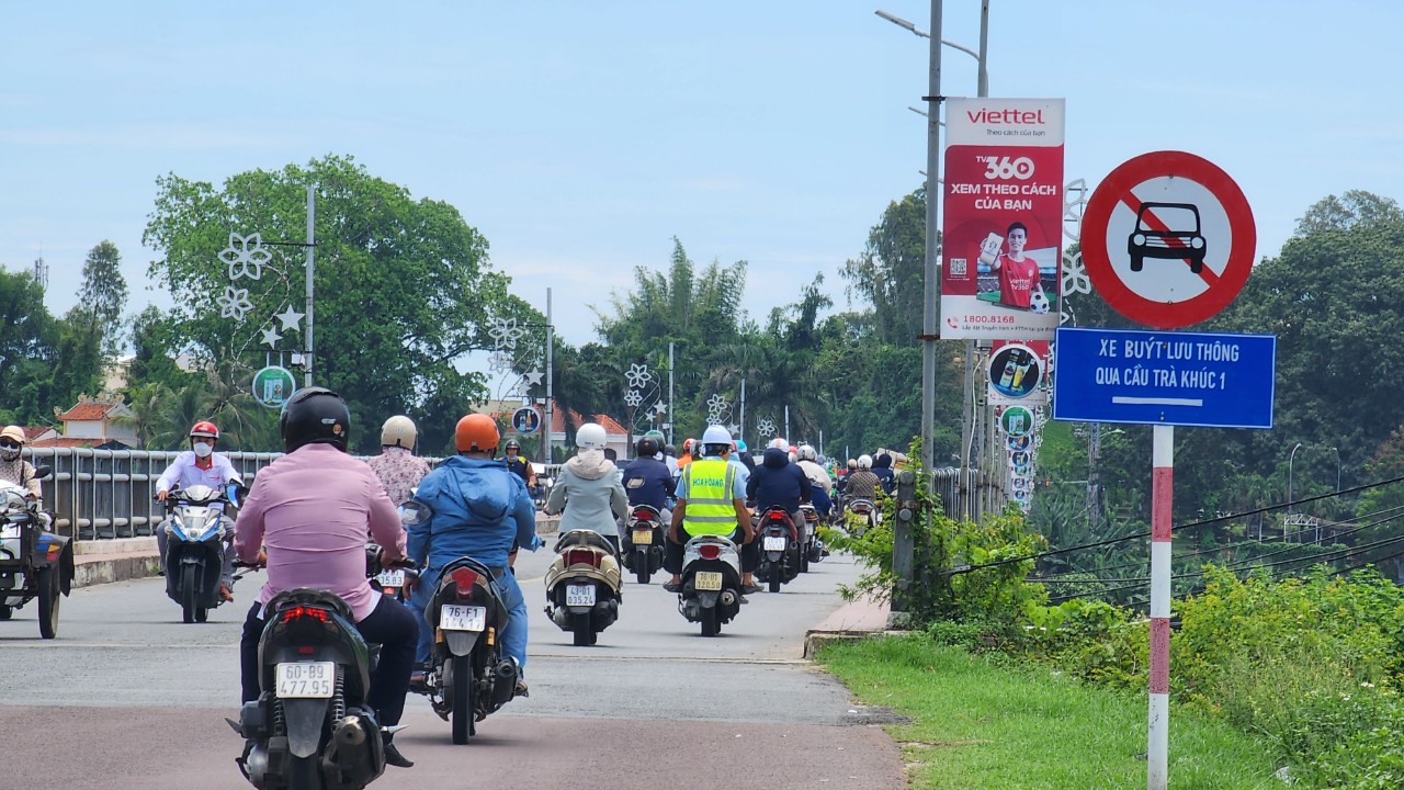 Dãy trụ cầu huyết mạch dài hơn 600m trơ sắt, nguy cơ đổ sập- Ảnh 10.