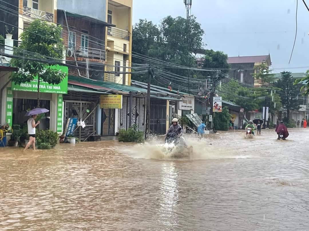 Nhiều nơi trên địa bàn tỉnh Hà Giang ngập nửa mét do mưa lớn- Ảnh 1.