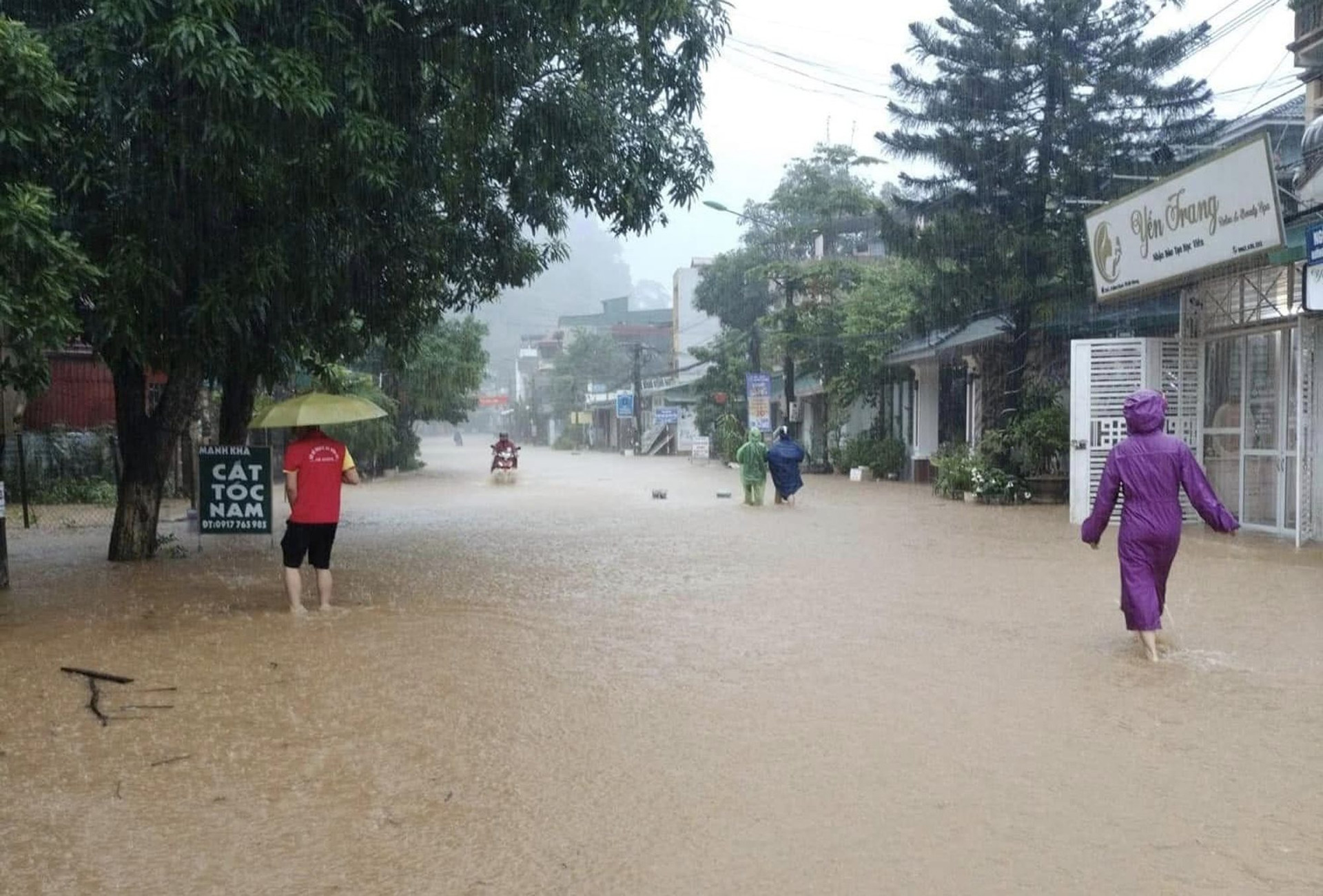 Nhiều nơi trên địa bàn tỉnh Hà Giang ngập nửa mét do mưa lớn- Ảnh 4.