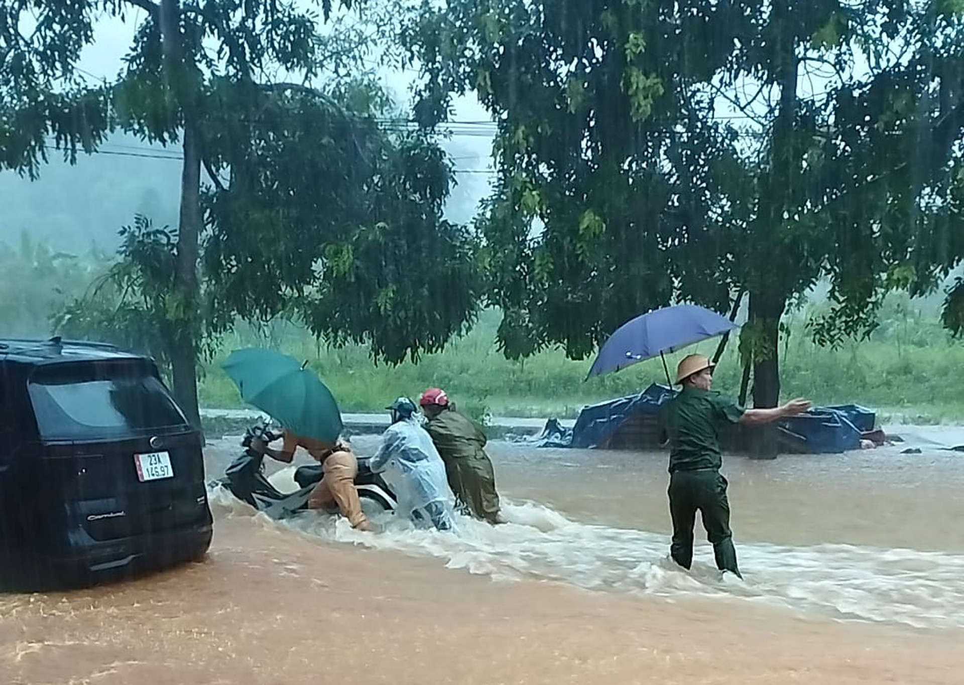 Nhiều nơi trên địa bàn tỉnh Hà Giang ngập nửa mét do mưa lớn- Ảnh 5.