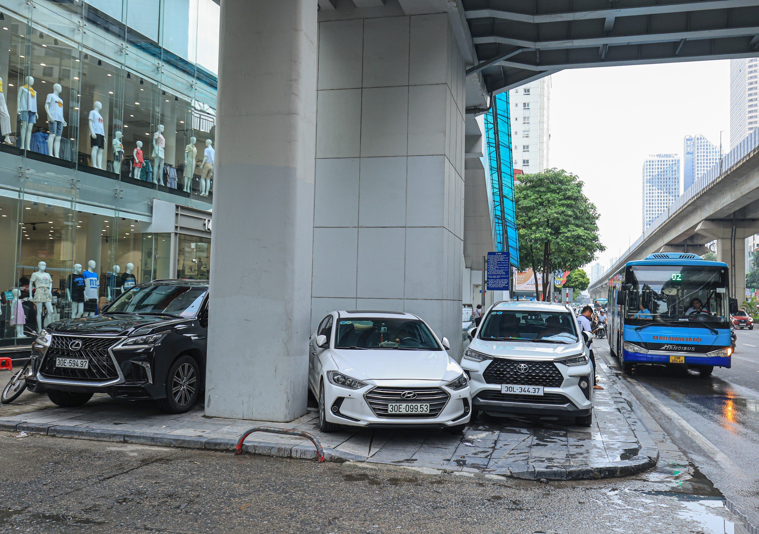 Bãi xe trái phép bủa vây metro Cát Linh - Hà Đông- Ảnh 14.