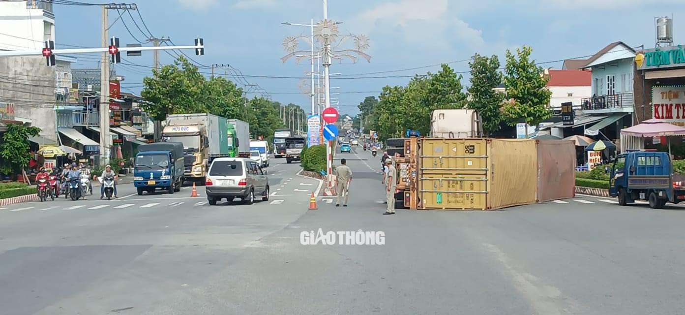 Bình Dương: Xe container lật nhào giữa đường tỉnh, người đi đường hú vía- Ảnh 1.