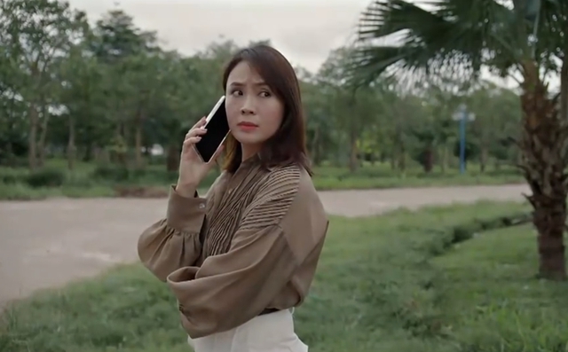 Hồng Diễm vì mải mê nghe điện thoại không chú ý đến con gái mà bé Kitty gặp phải nguy hiểm. Hồng Diễm vì mải mê nghe điện thoại không chú ý đến con gái mà bé Kitty gặp phải nguy hiểm.