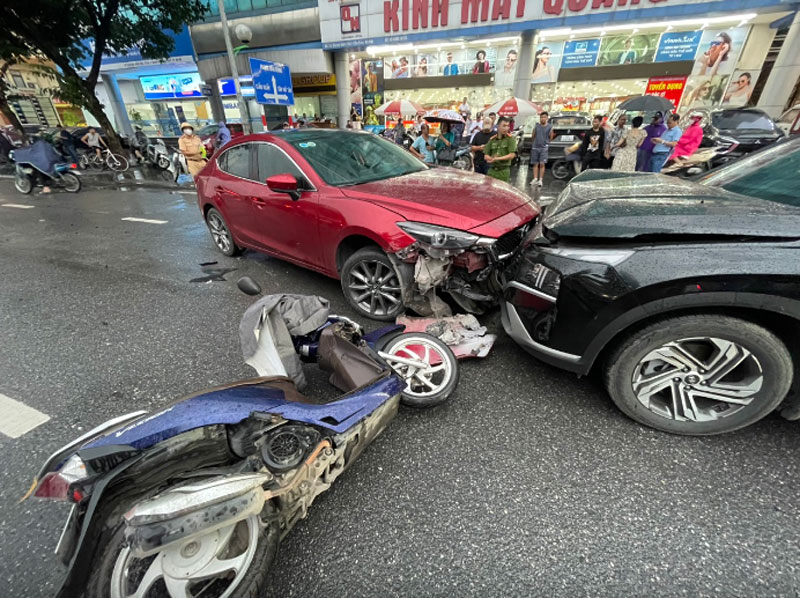 Hiện trường vụ tai nạn liên hoàn tại đường Hoàng Quốc Việt, quận Cầu Giấy, TP Hà Nội.