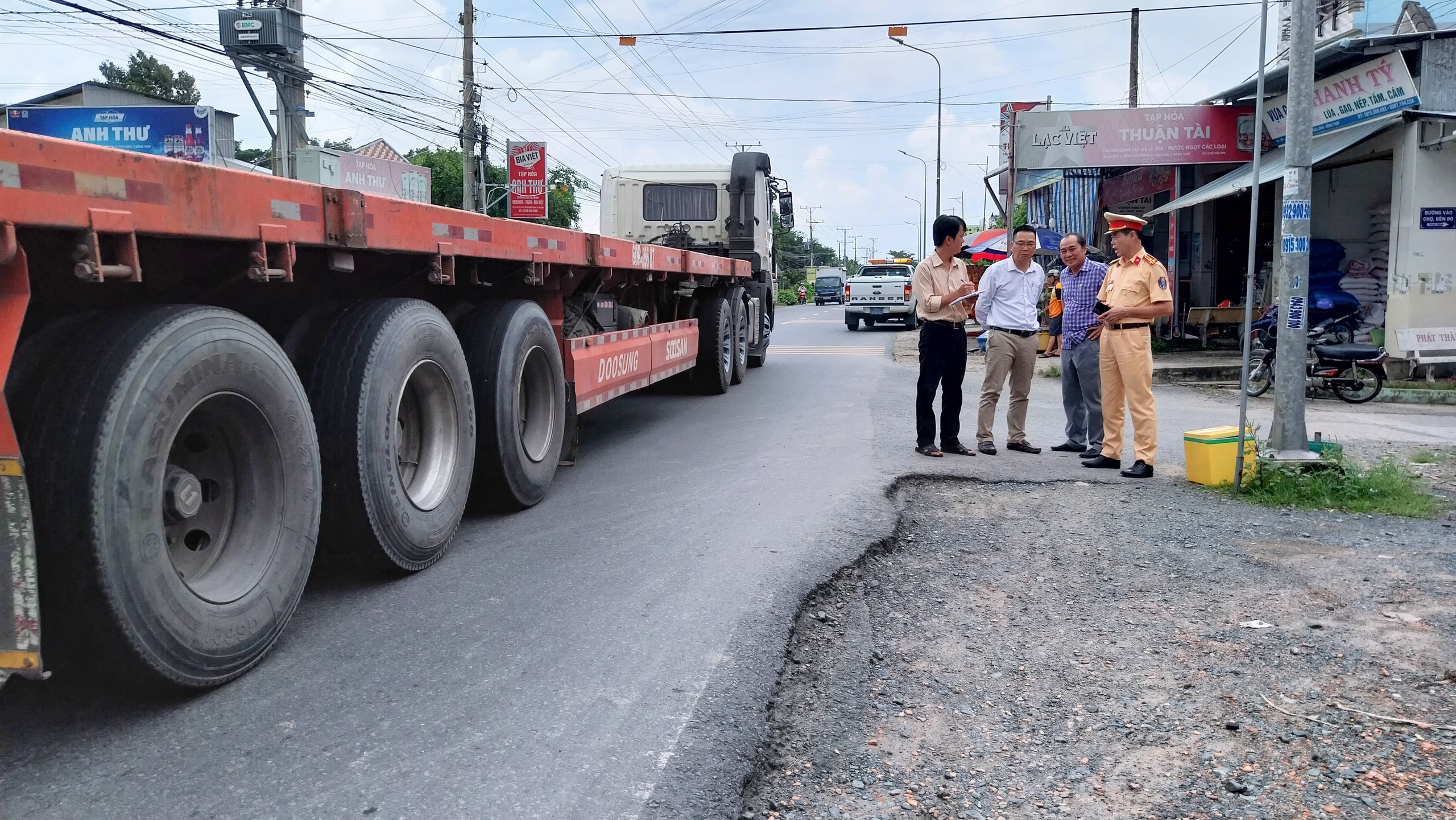 Lề đường như cái bẫy, cẩn trọng khi di chuyển trên QL30- Ảnh 2.