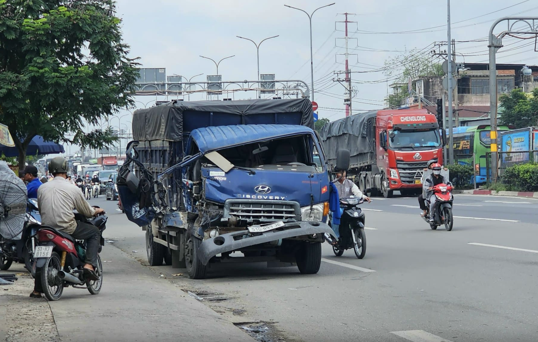 Xe tải bị biến dạng sau vụ tai nạn liên hoàn.