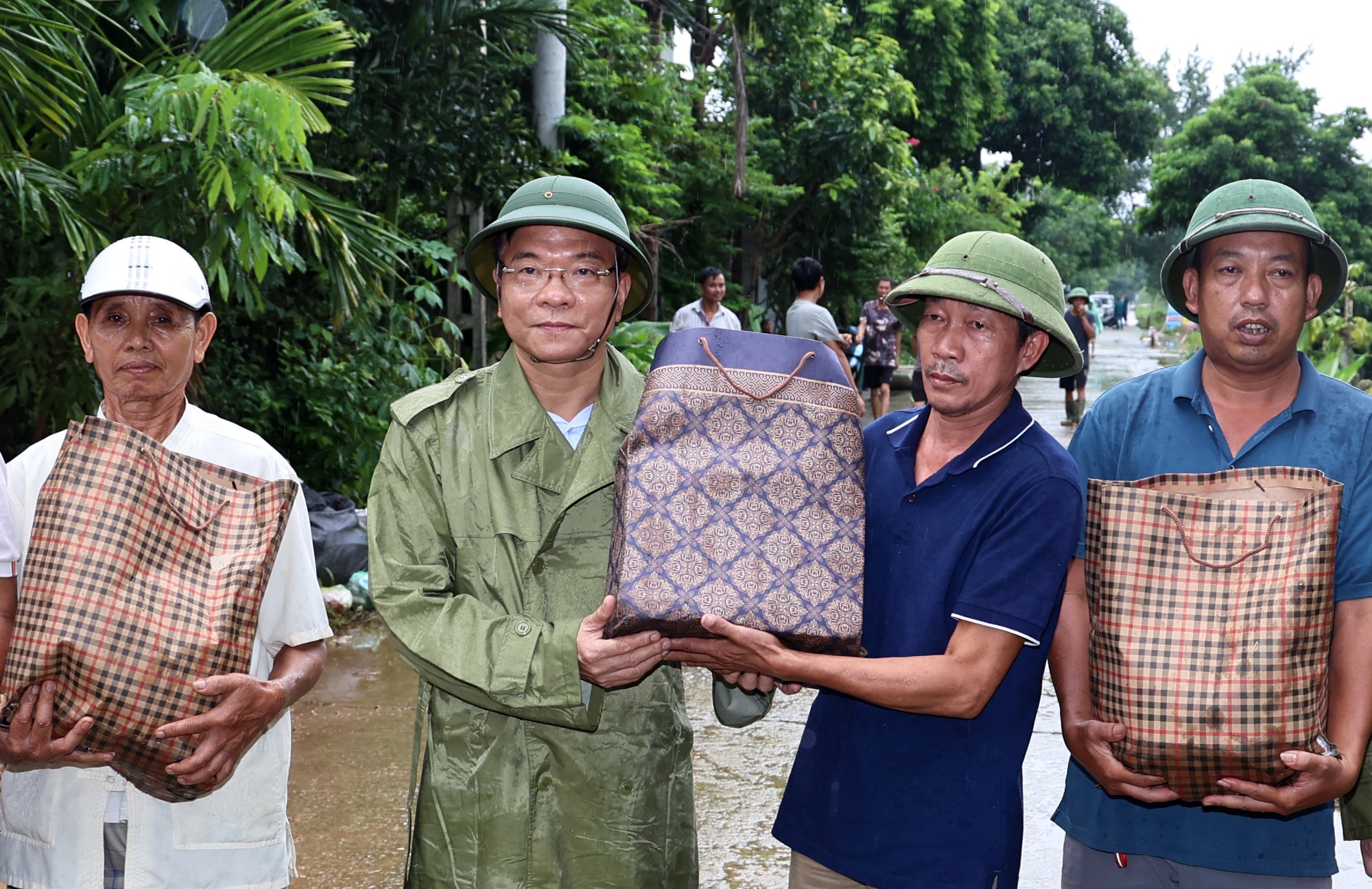 Phó thủ tướng: Tuyệt đối không để người dân vùng úng ngập ở Hà Nội đói- Ảnh 2.