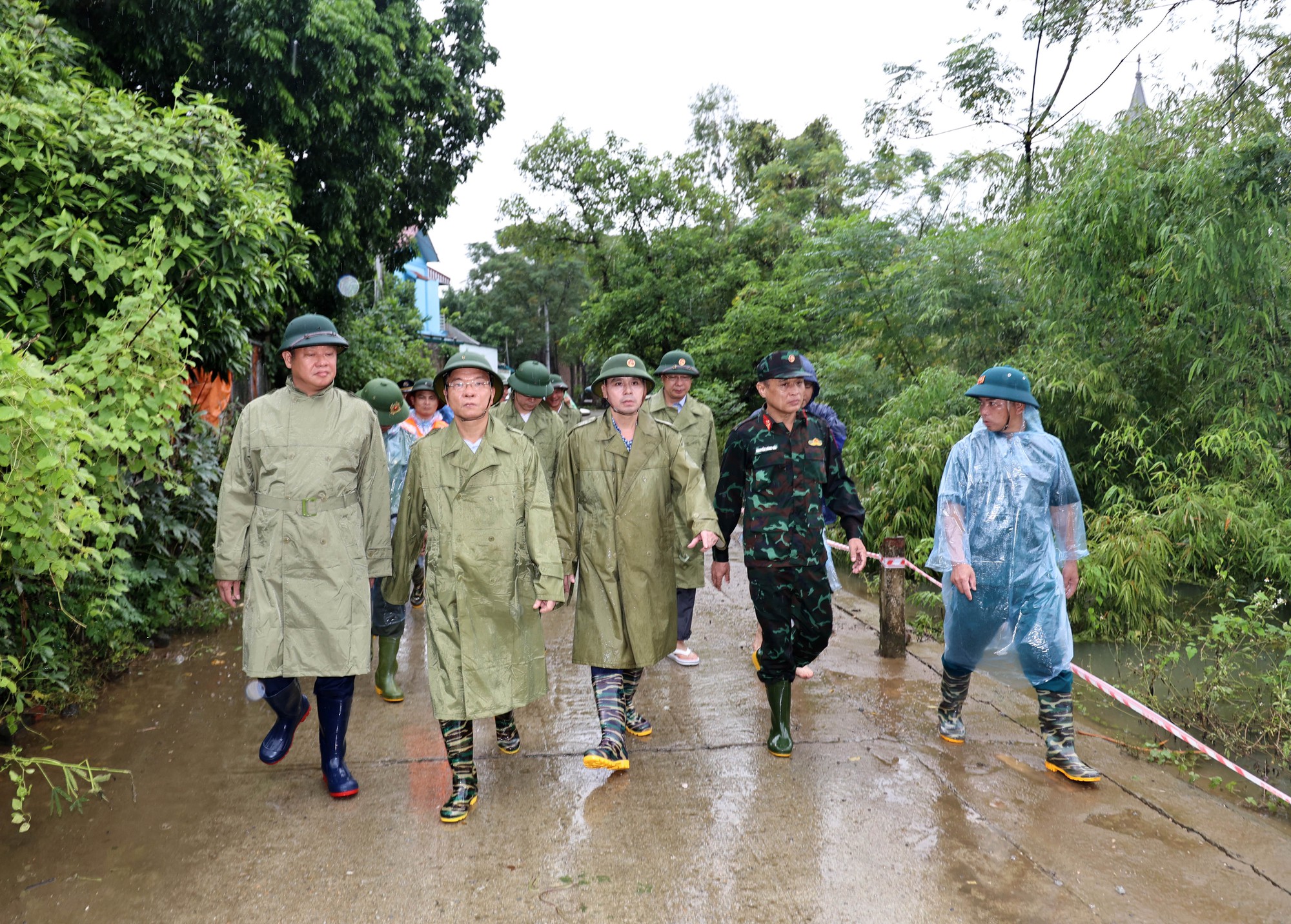 Phó thủ tướng: Tuyệt đối không để người dân vùng úng ngập ở Hà Nội đói- Ảnh 1.