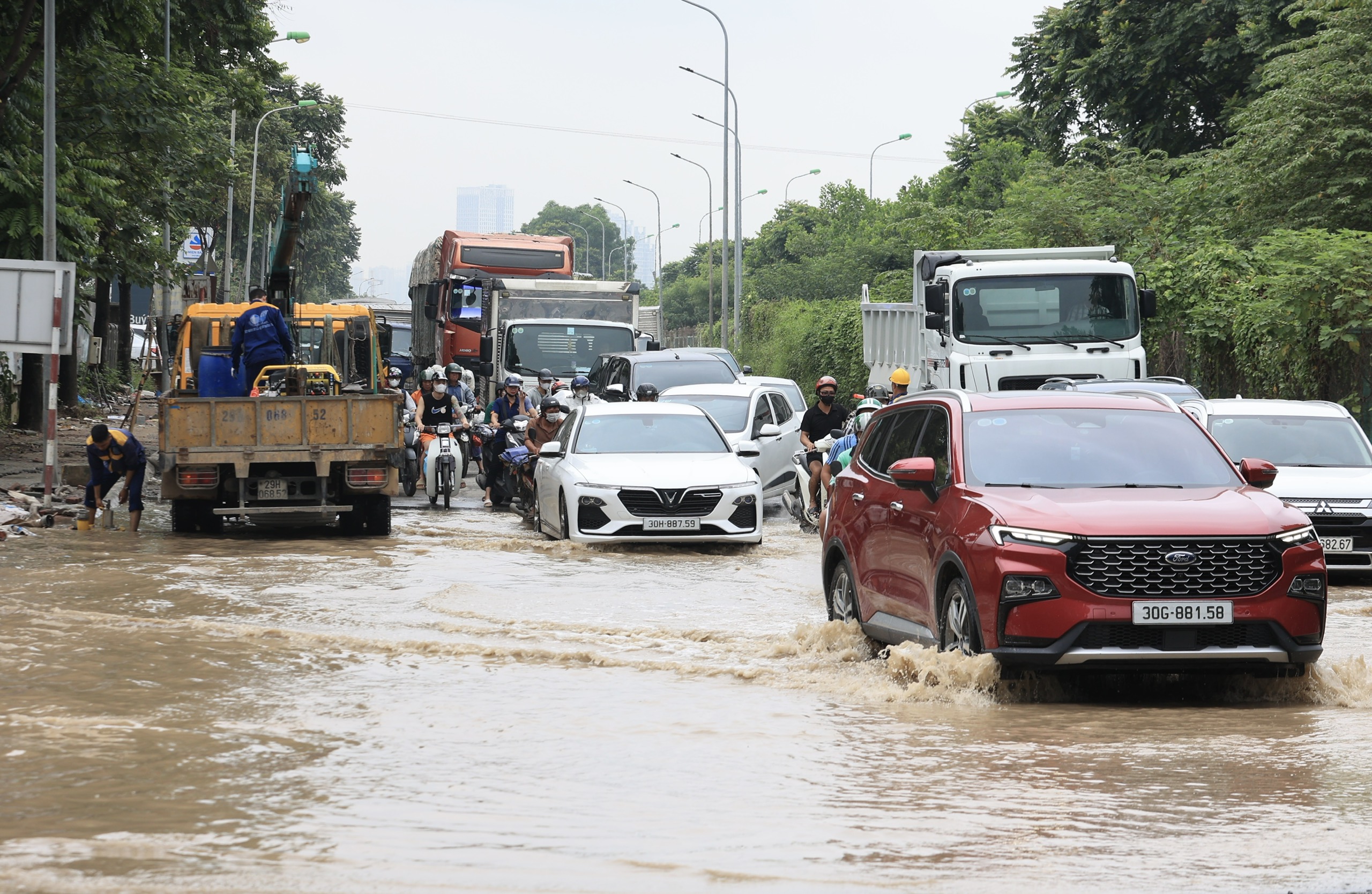 "Bắt bệnh, kê đơn" xóa ngập úng trên Đại lộ Thăng Long- Ảnh 1.