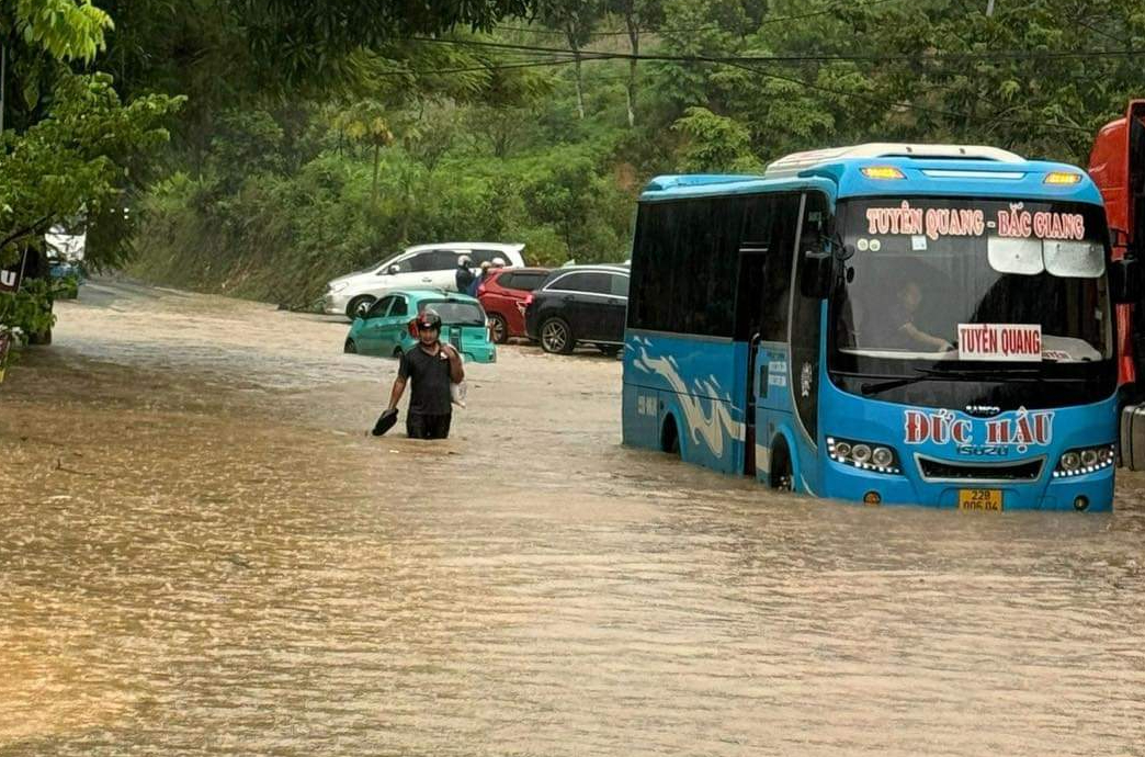 Tuyên Quang: Mưa lớn kéo dài, nhiều tuyến đường ngập sâu- Ảnh 1.