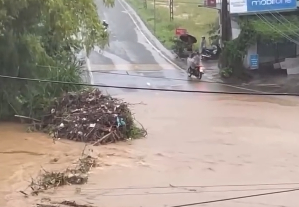 Tuyên Quang: Mưa lớn kéo dài, nhiều tuyến đường ngập sâu- Ảnh 2.