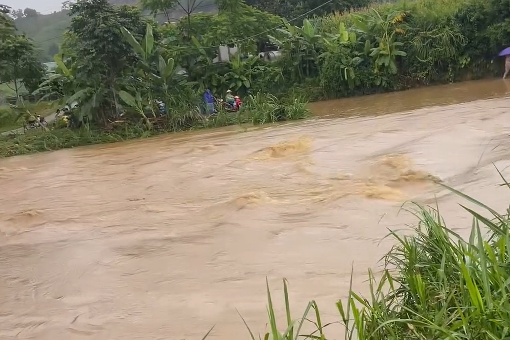 Tuyên Quang: Mưa lớn kéo dài, nhiều tuyến đường ngập sâu- Ảnh 3.