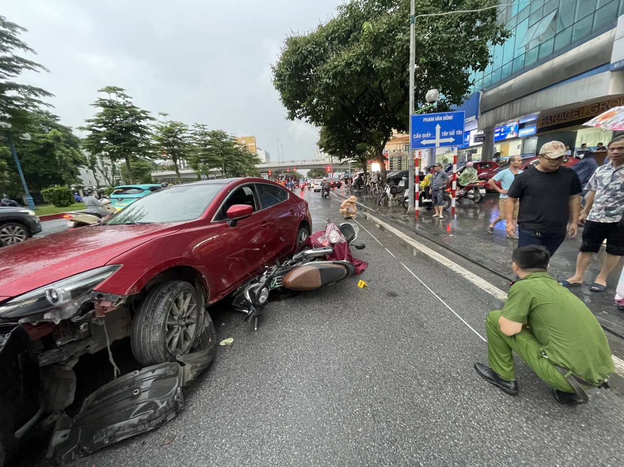 Tai nạn liên hoàn giữa 2 ô tô và 3 xe máy trên đường Hoàng Quốc Việt- Ảnh 2.