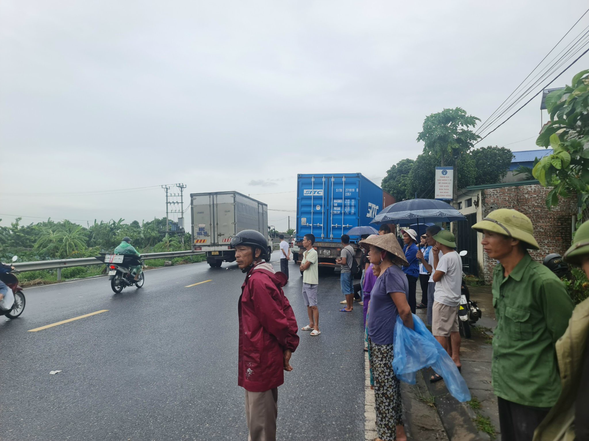 Va chạm với ô tô đầu kéo, nam tài xế xe máy tử vong- Ảnh 1.