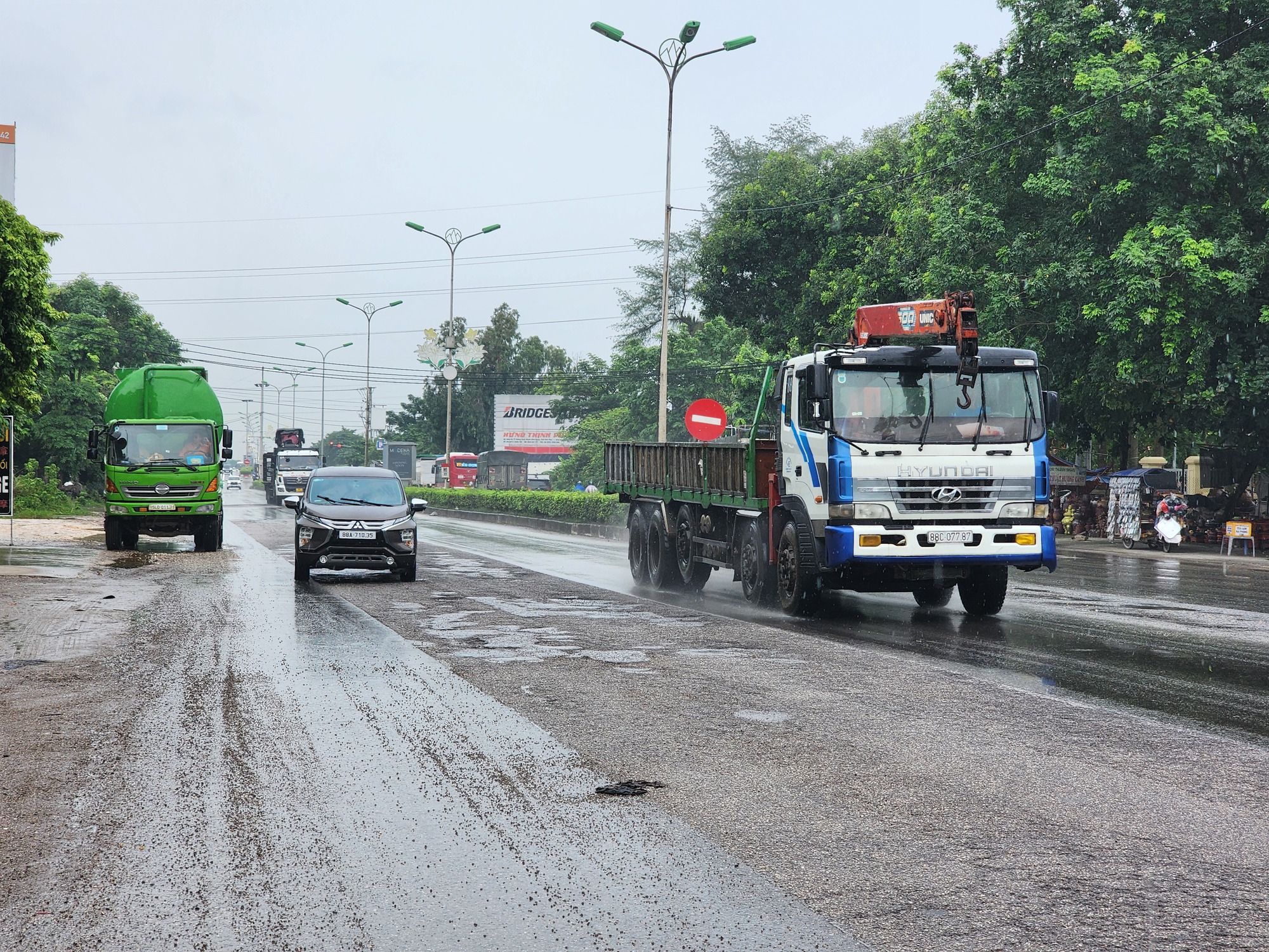 QL2 qua Vĩnh Phúc xuống cấp nghiêm trọng, vừa vá đã hỏng- Ảnh 2.