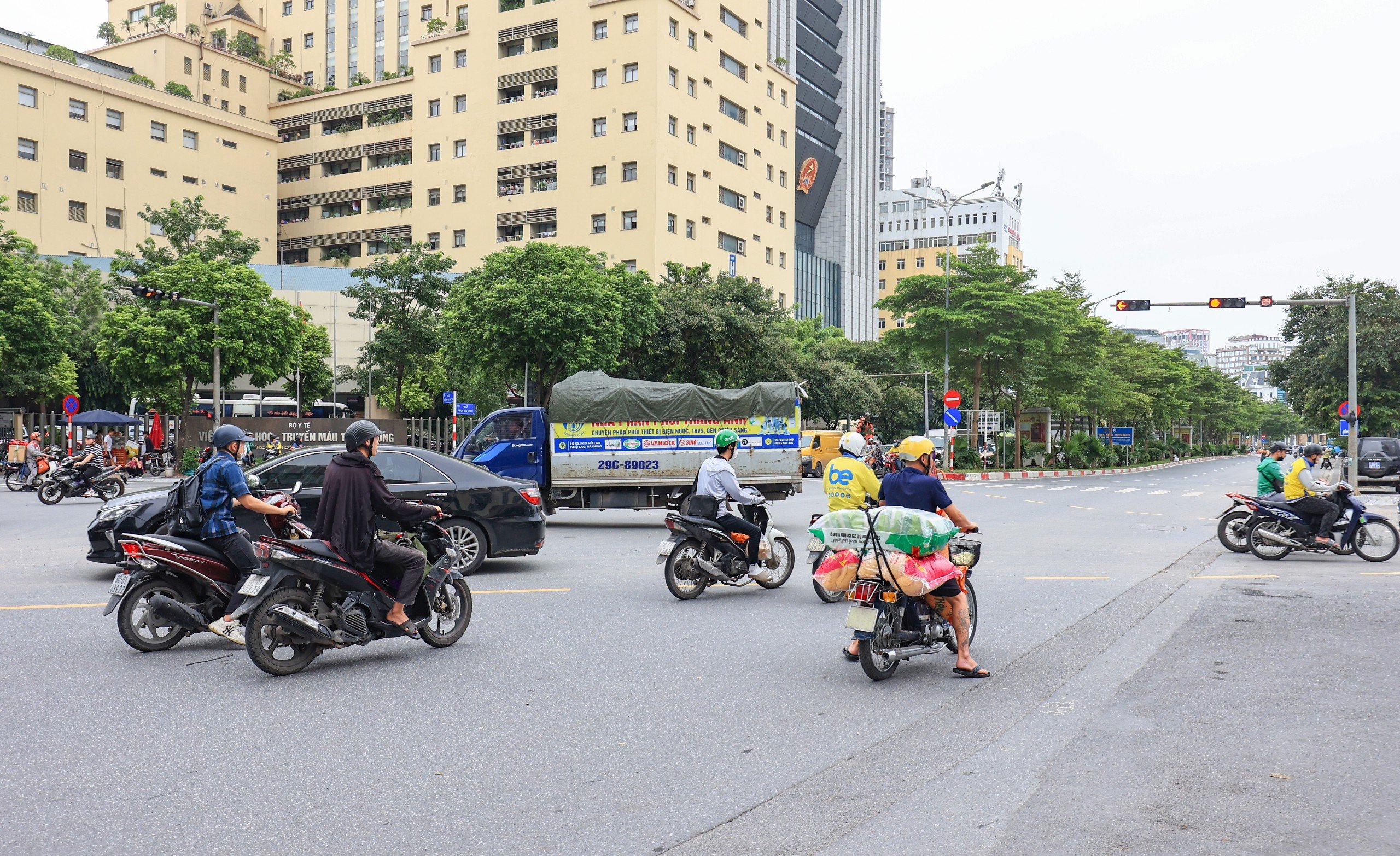 Vì sao chưa "phạt nguội" phương tiện trên đường Phạm Văn Bạch?- Ảnh 12.