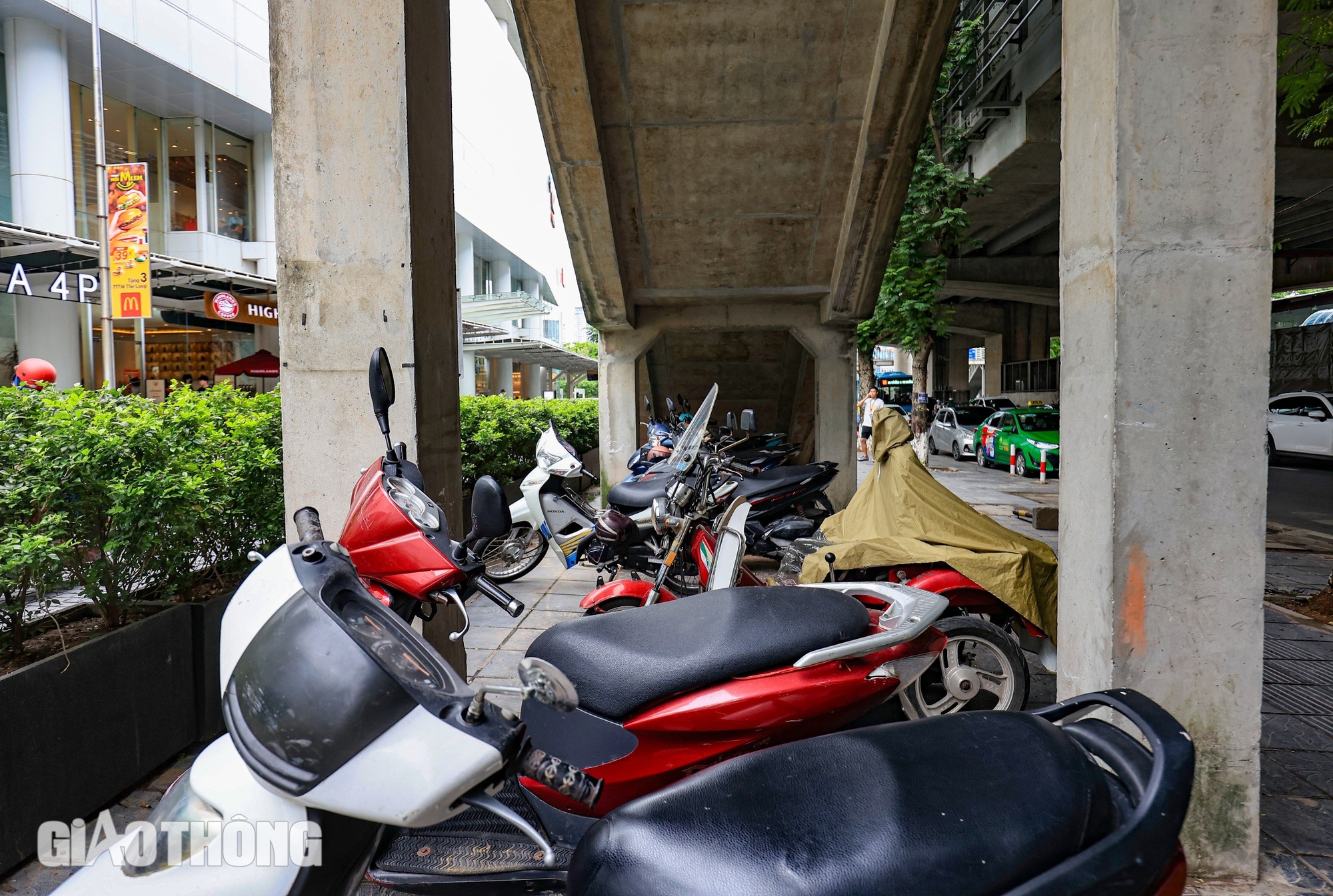 Metro Nhổn - ga Hà Nội vẫn "án binh bất động" dù đã quá giờ G- Ảnh 8.