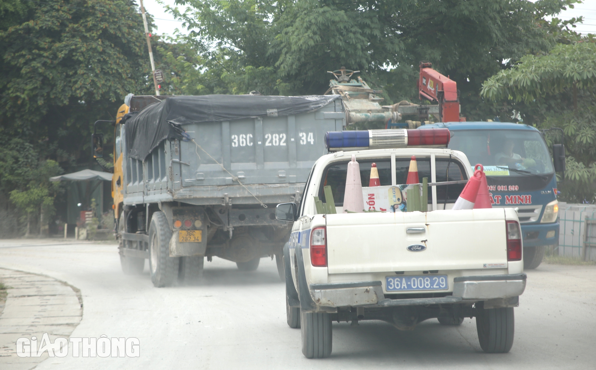 CSGT truy quét xe quá tải ở trong khu dân cư- Ảnh 3.