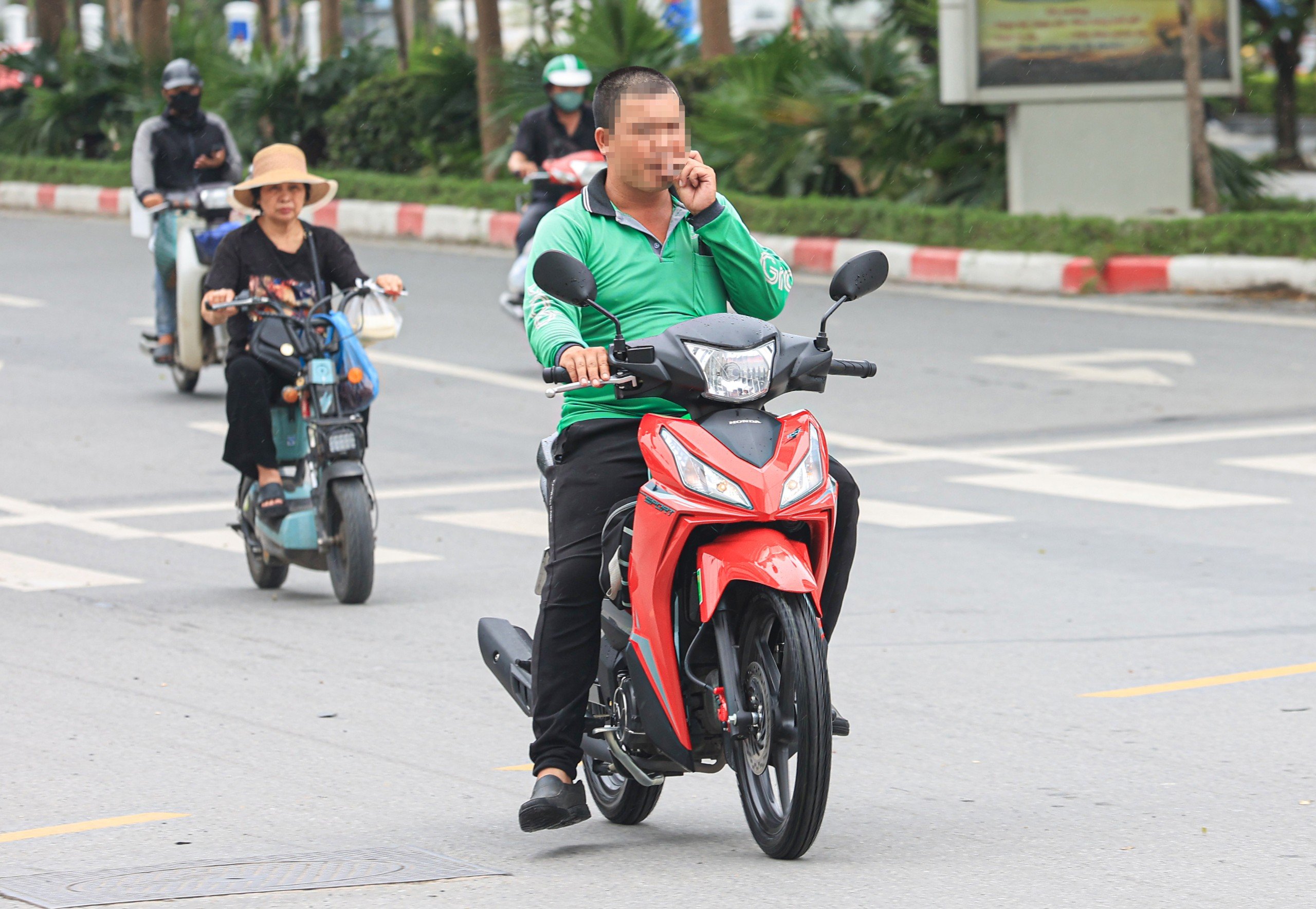 Vì sao chưa "phạt nguội" phương tiện trên đường Phạm Văn Bạch?- Ảnh 4.