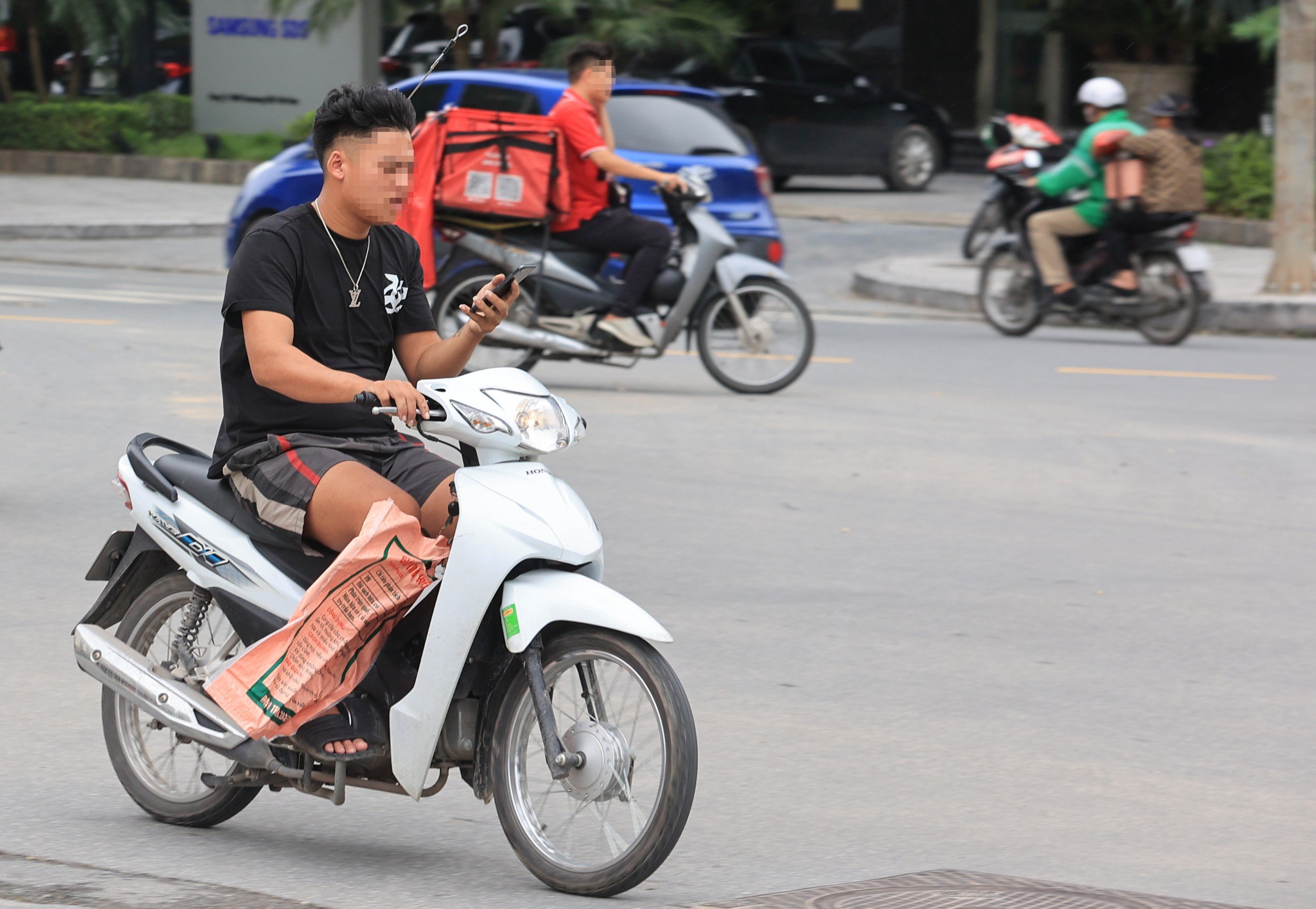 Vì sao chưa "phạt nguội" phương tiện trên đường Phạm Văn Bạch?- Ảnh 7.