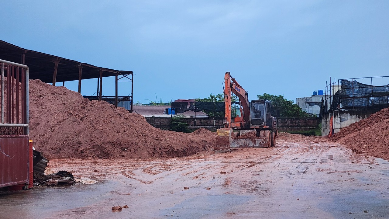 Thái Bình: Xưởng sản xuất nằm giữa khu dân cư, bùn bẩn tra tấn người đi đường- Ảnh 1.