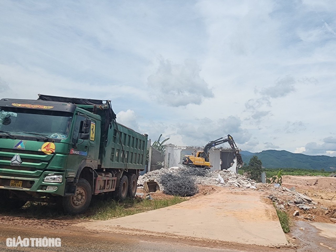 Nhà thầu "xắn tay" cùng địa phương gỡ khó mặt bằng thi công cao tốc qua Quảng Bình- Ảnh 1.