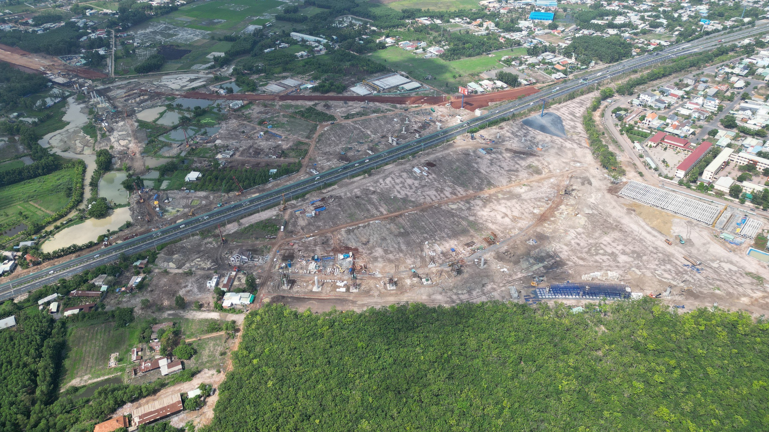 Đồng Nai bám 6 hành lang cao tốc, 3 vành đai để phát triển- Ảnh 1. Đồng Nai bám 6 hành lang cao tốc, 3 vành đai để phát triển- Ảnh 1.