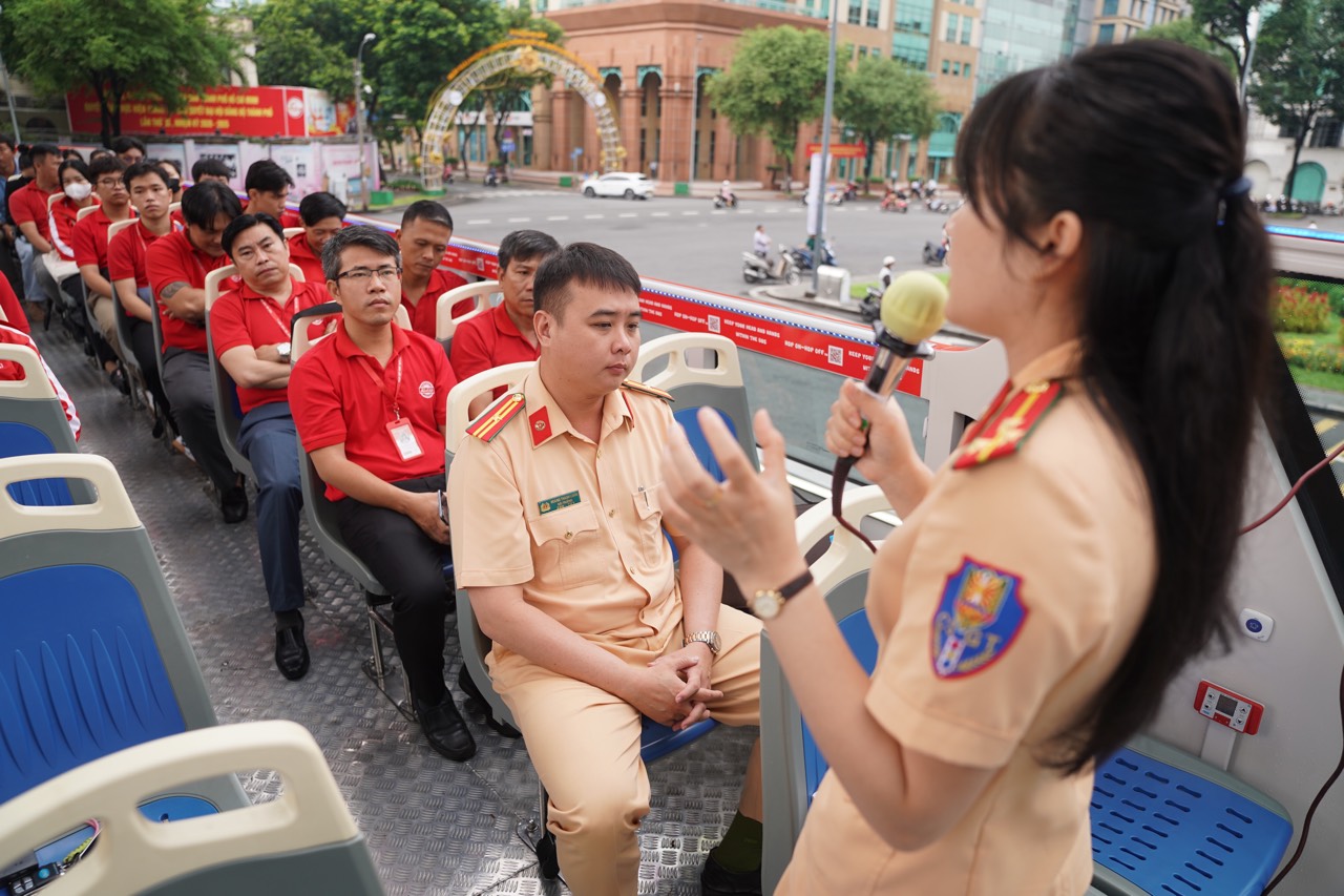 CSGT huấn luyện nghiệp vụ lái xe an toàn trên xe buýt 2 tầng ở TP.HCM- Ảnh 3.