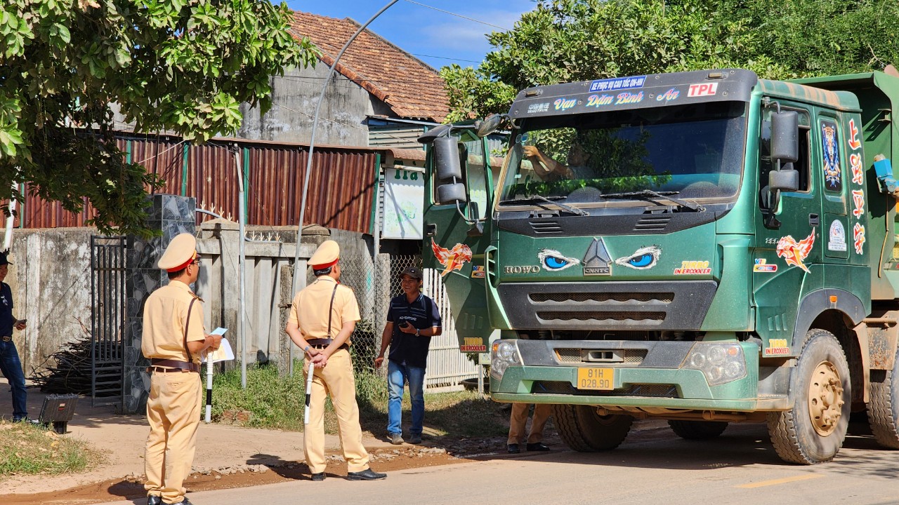 Quảng Ngãi: Xử nghiêm vi phạm tải trọng trên tuyến tỉnh lộ và đường huyện- Ảnh 1.