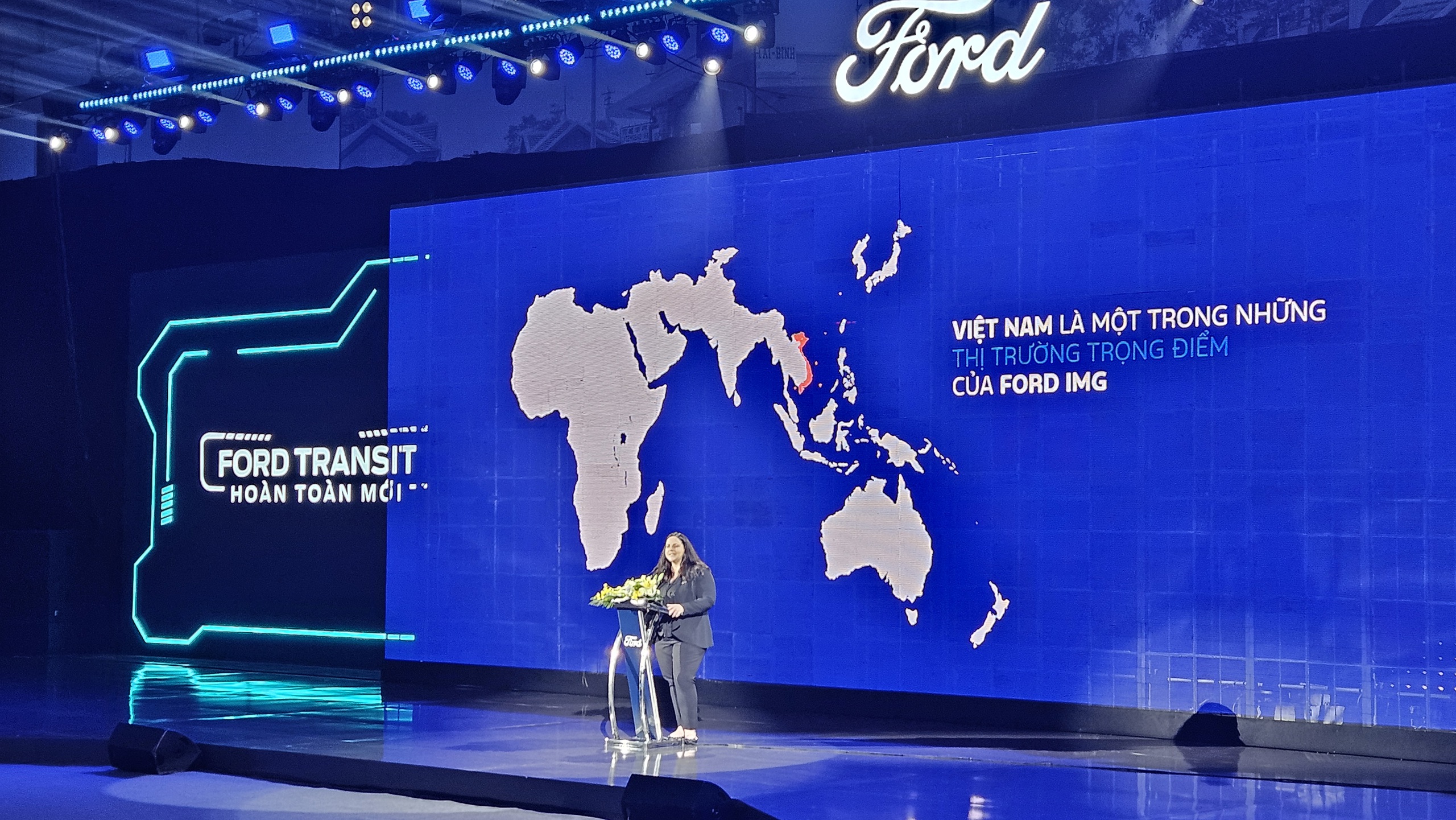 Ford Transit hoàn toàn mới ra mắt, giá từ 905 triệu đồng- Ảnh 1.