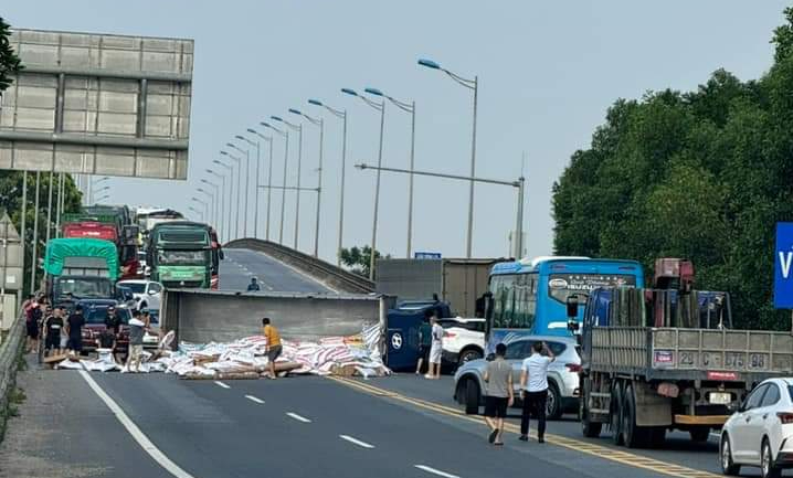 Xe tải va chạm ô tô con trên cao tốc Nội Bài - Lào Cai, 2 người bị thương- Ảnh 1.