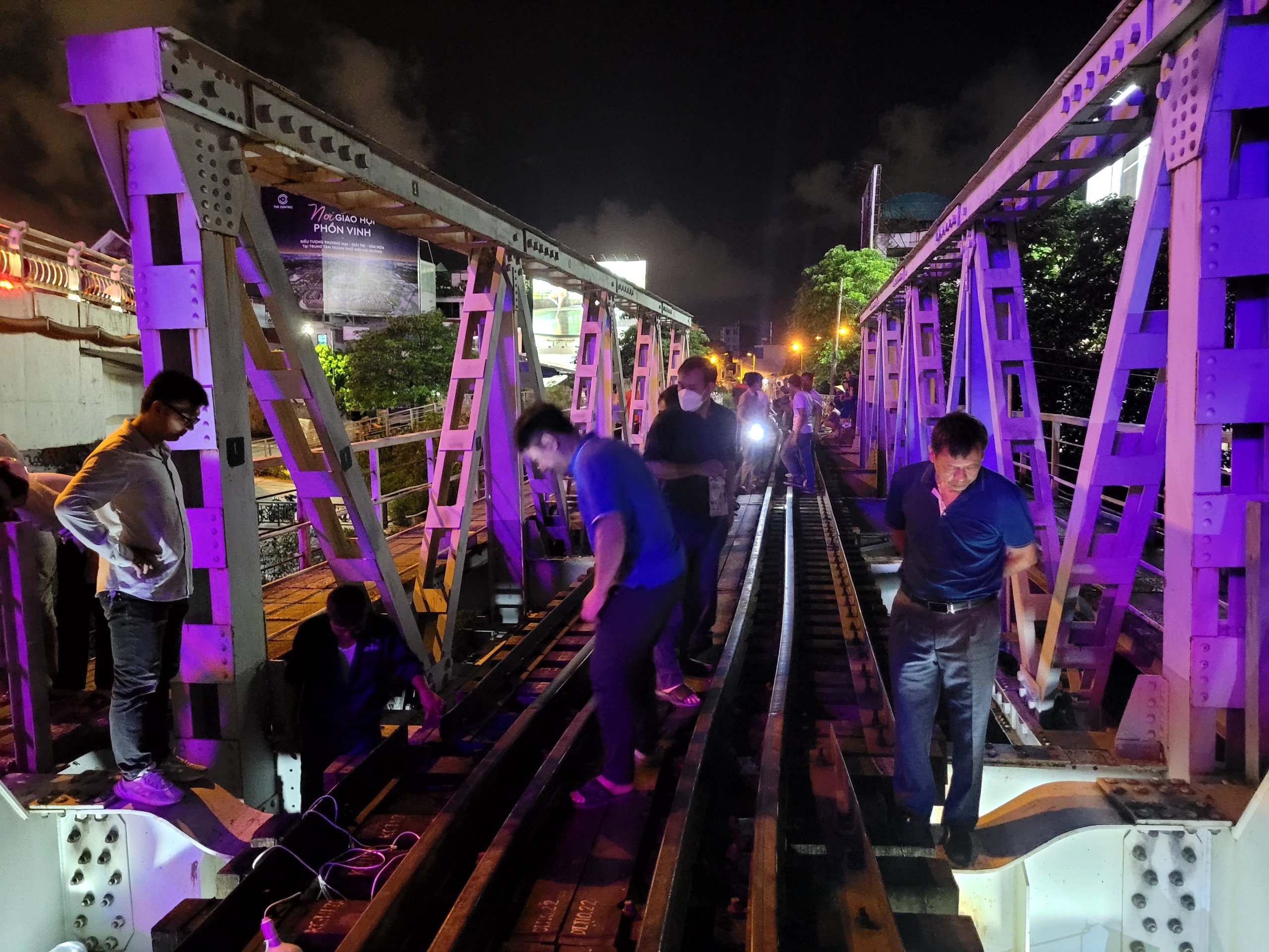 Hiện trường tàu chở hàng đâm biến dạng cầu Quay khiến đường sắt bị hư hỏng- Ảnh 1.