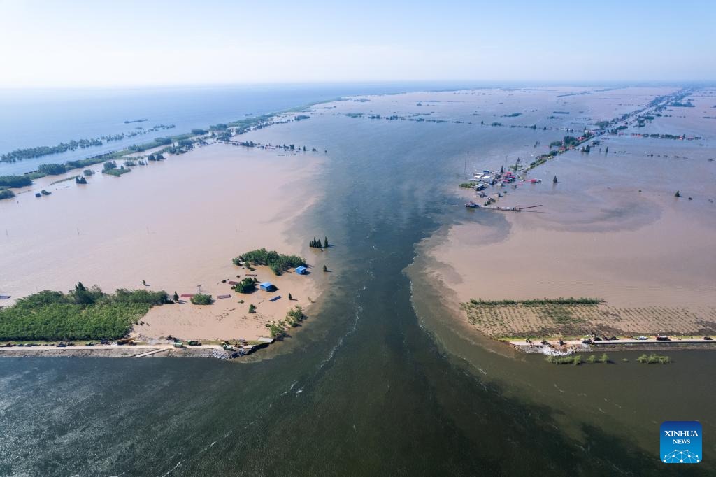 Trung Quốc dồn phương tiện, trực thăng, drone vá hàng trăm mét đê vỡ trên hồ Động Đình- Ảnh 1.