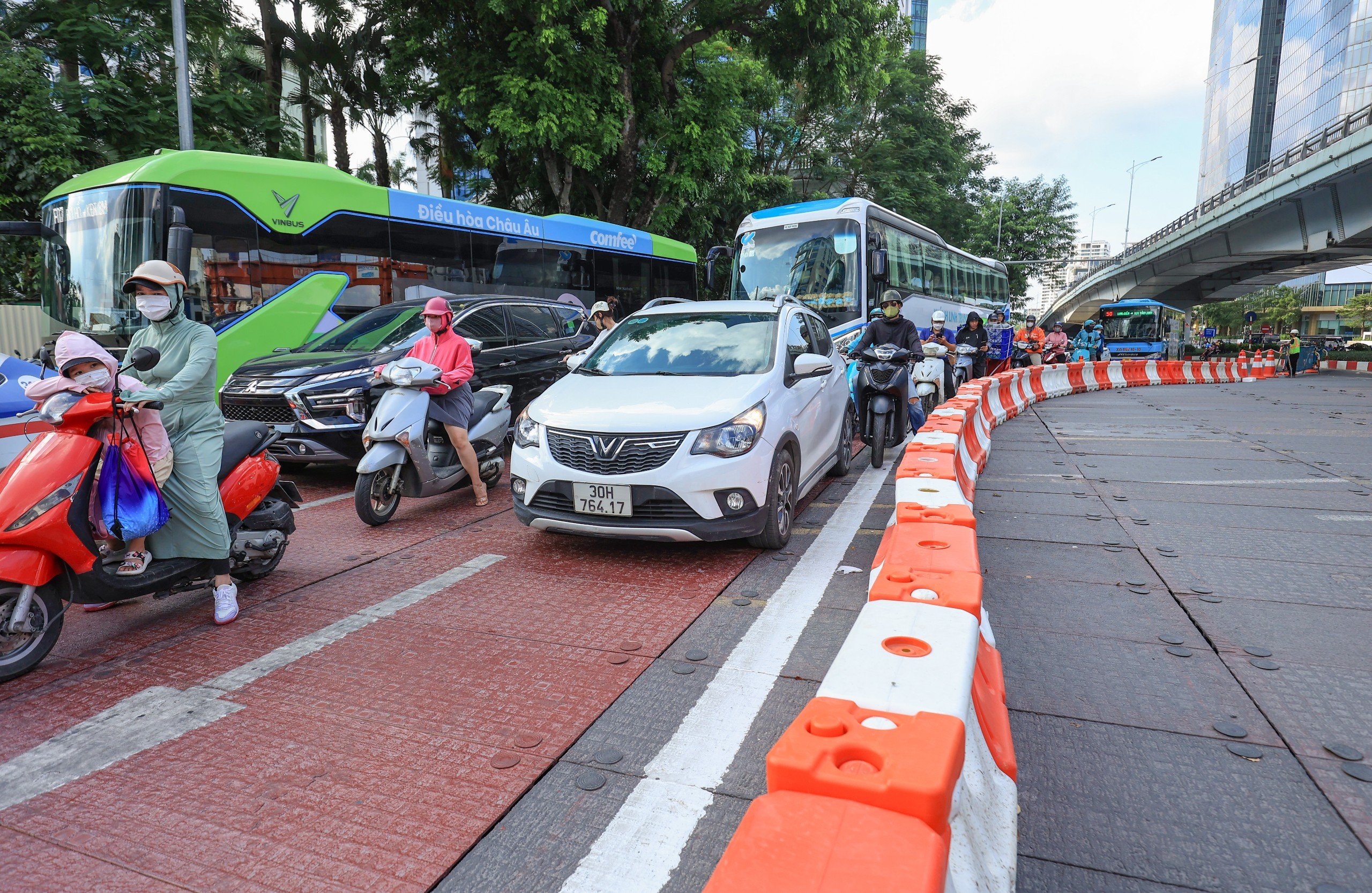 Rào chắn gầm cầu vượt Nguyễn Chí Thanh thi công ga ngầm metro Nhổn - ga Hà Nội- Ảnh 4.