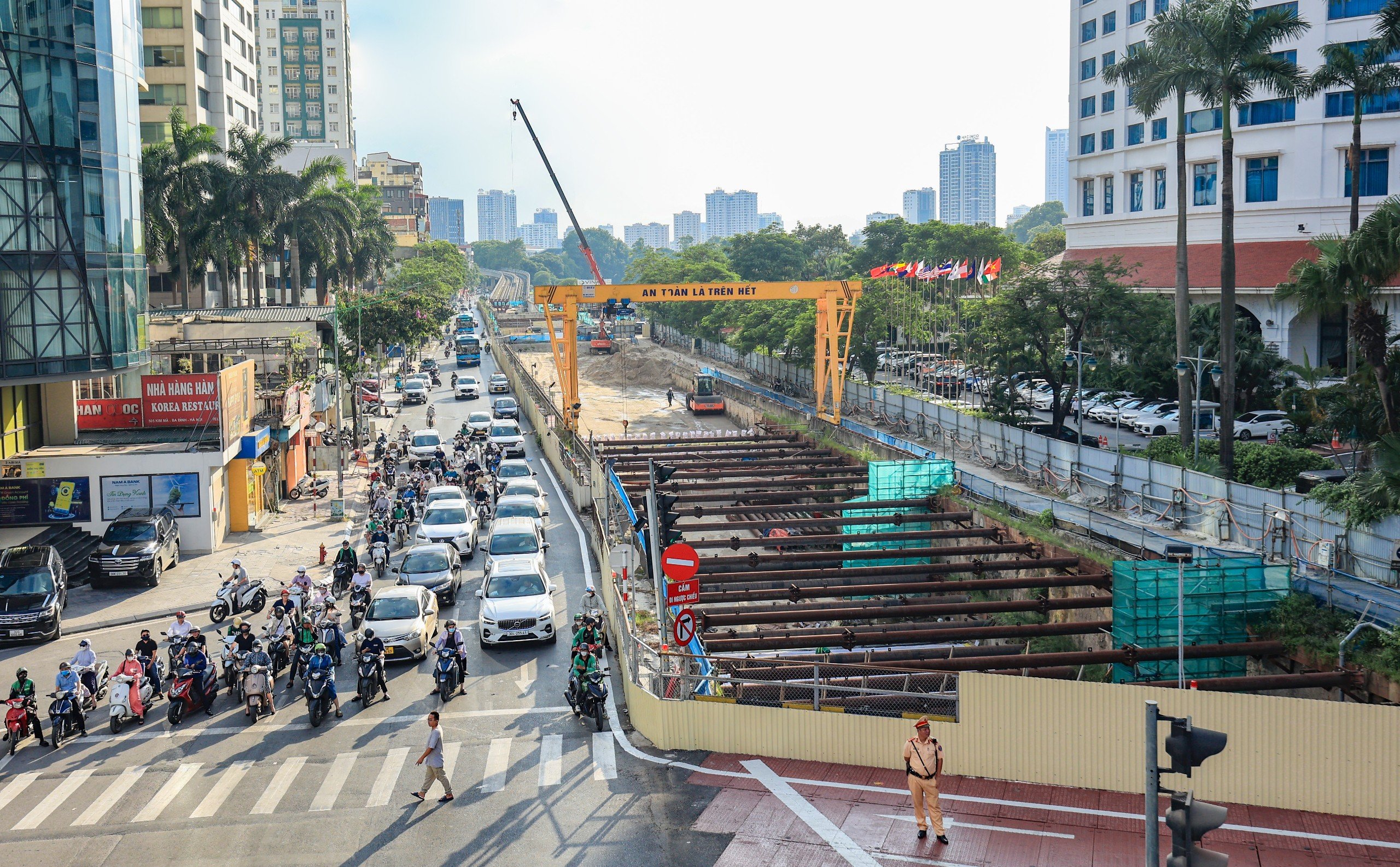 Rào chắn gầm cầu vượt Nguyễn Chí Thanh thi công ga ngầm metro Nhổn - ga Hà Nội- Ảnh 8.