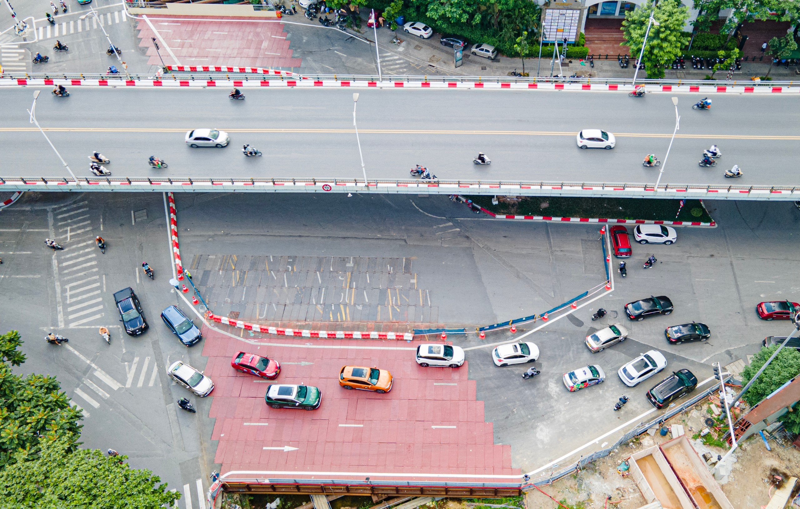 Rào chắn gầm cầu vượt Nguyễn Chí Thanh thi công ga ngầm metro Nhổn - ga Hà Nội- Ảnh 1.