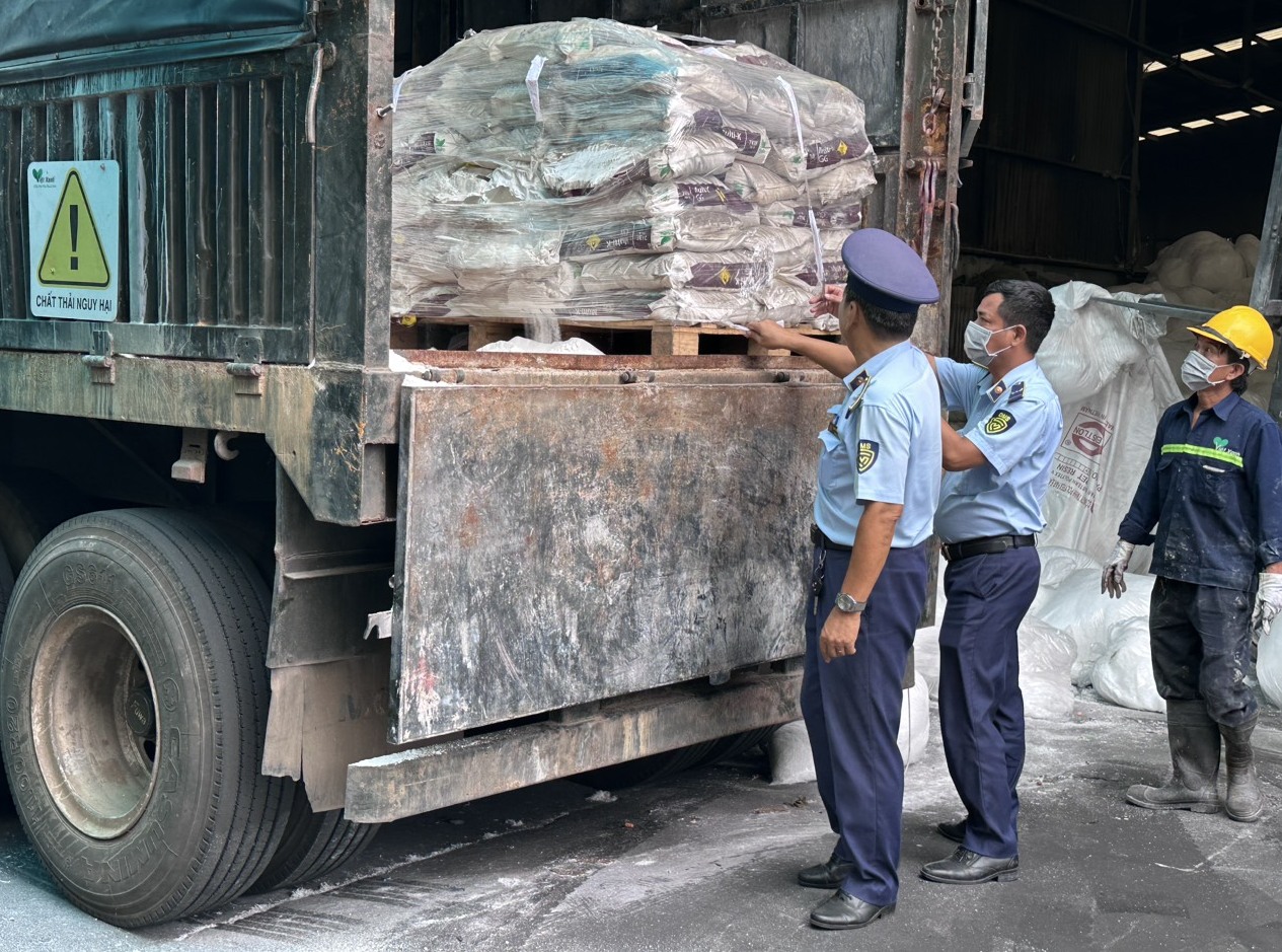 Phạt tiền gần 250 triệu đồng, tiêu hủy hơn 43 tấn phân bón ở Bình Dương- Ảnh 1. Phạt tiền gần 250 triệu đồng, tiêu hủy hơn 43 tấn phân bón ở Bình Dương- Ảnh 1.