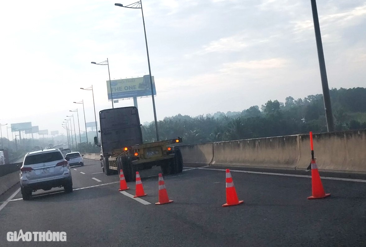 Ô tô 7 chỗ lật nhiều vòng trên cầu, cao tốc Long Thành ùn tắc hơn 1km- Ảnh 3.