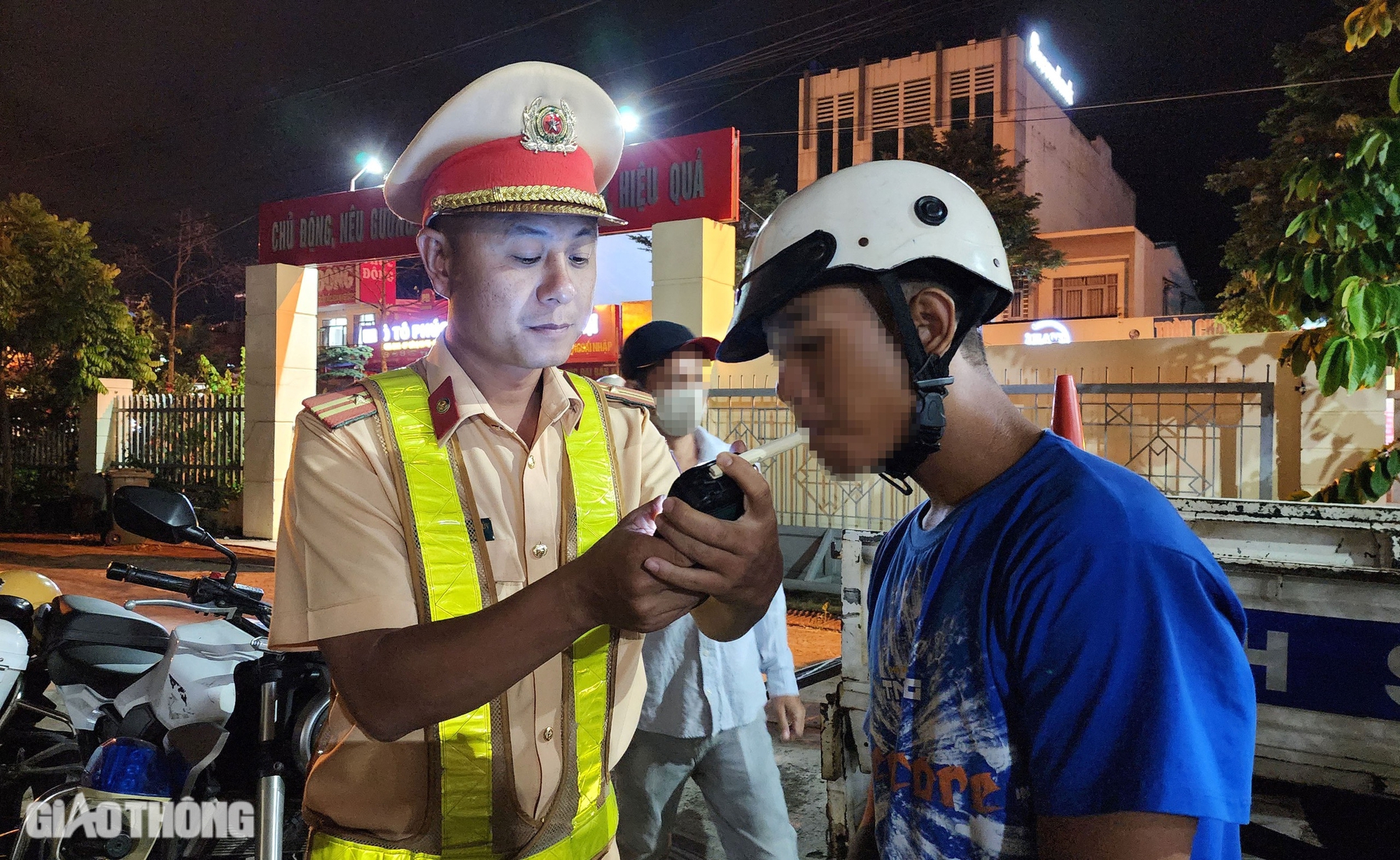 Bữa tối uống rượu thuốc, người đàn ông ở Đắk Lắk bị tạm giữ phương tiện- Ảnh 3.