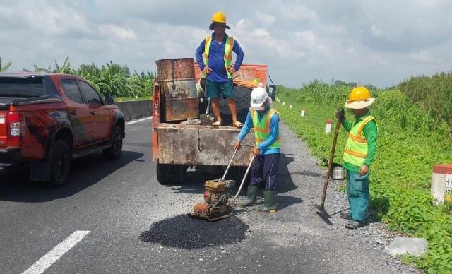 Tận thấy công nhân dặm vá “ổ gà” trên tuyến Lộ Tẻ - Rạch Sỏi- Ảnh 5.