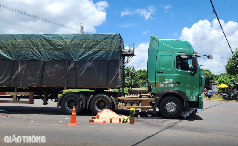 Người đàn ông đi xe máy bị cán tử vong khi qua đường.