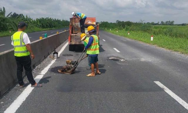 Tận thấy công nhân dặm vá “ổ gà” trên tuyến Lộ Tẻ - Rạch Sỏi- Ảnh 6.