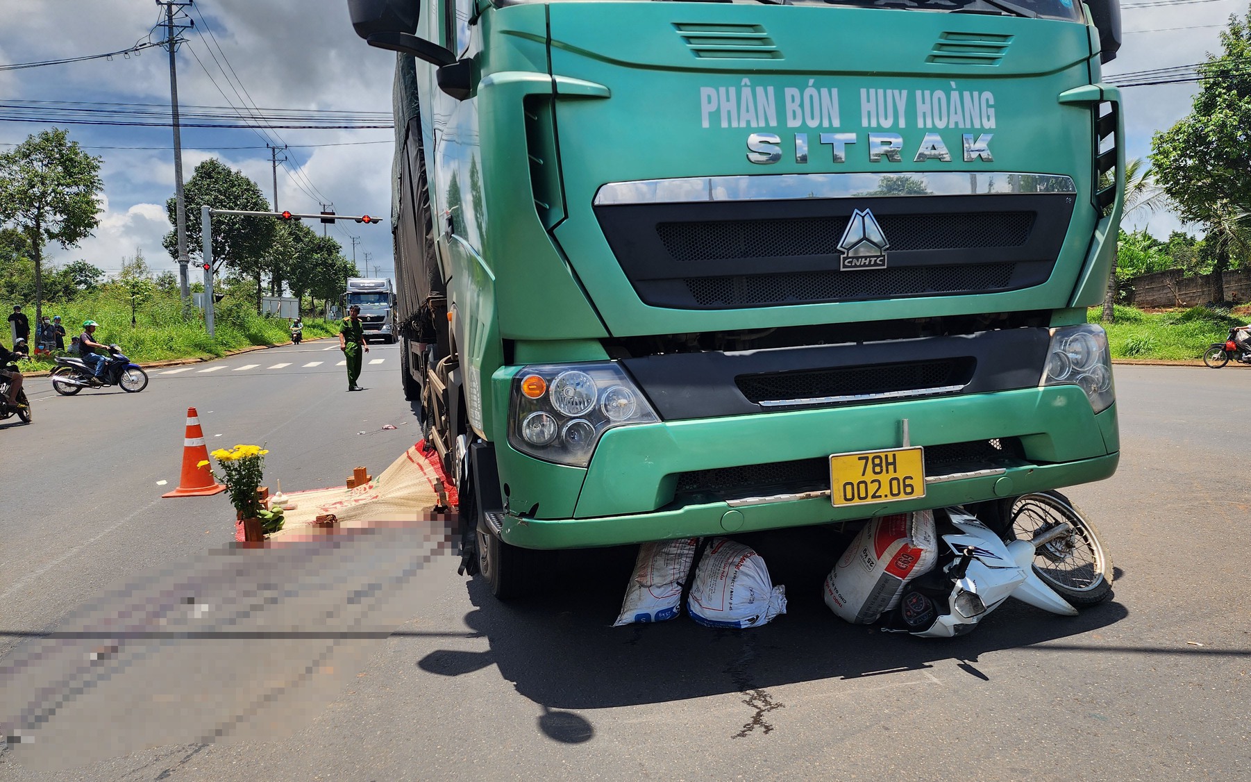 Đi vào điểm mù xe đầu kéo, người đàn ông bị cán tử vong