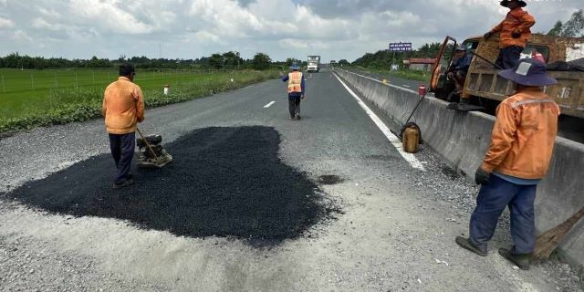 Tận thấy công nhân dặm vá “ổ gà” trên tuyến Lộ Tẻ - Rạch Sỏi- Ảnh 9.