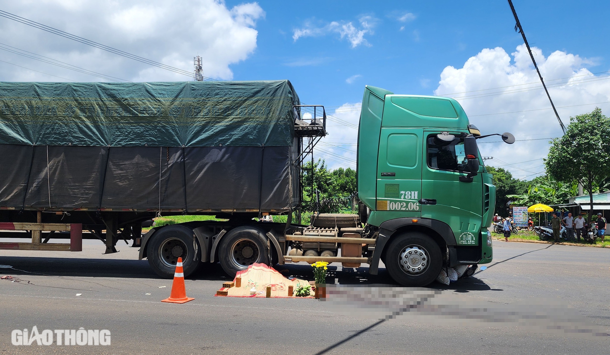 Đi vào điểm mù xe đầu kéo, người đàn ông bị cán tử vong- Ảnh 1.