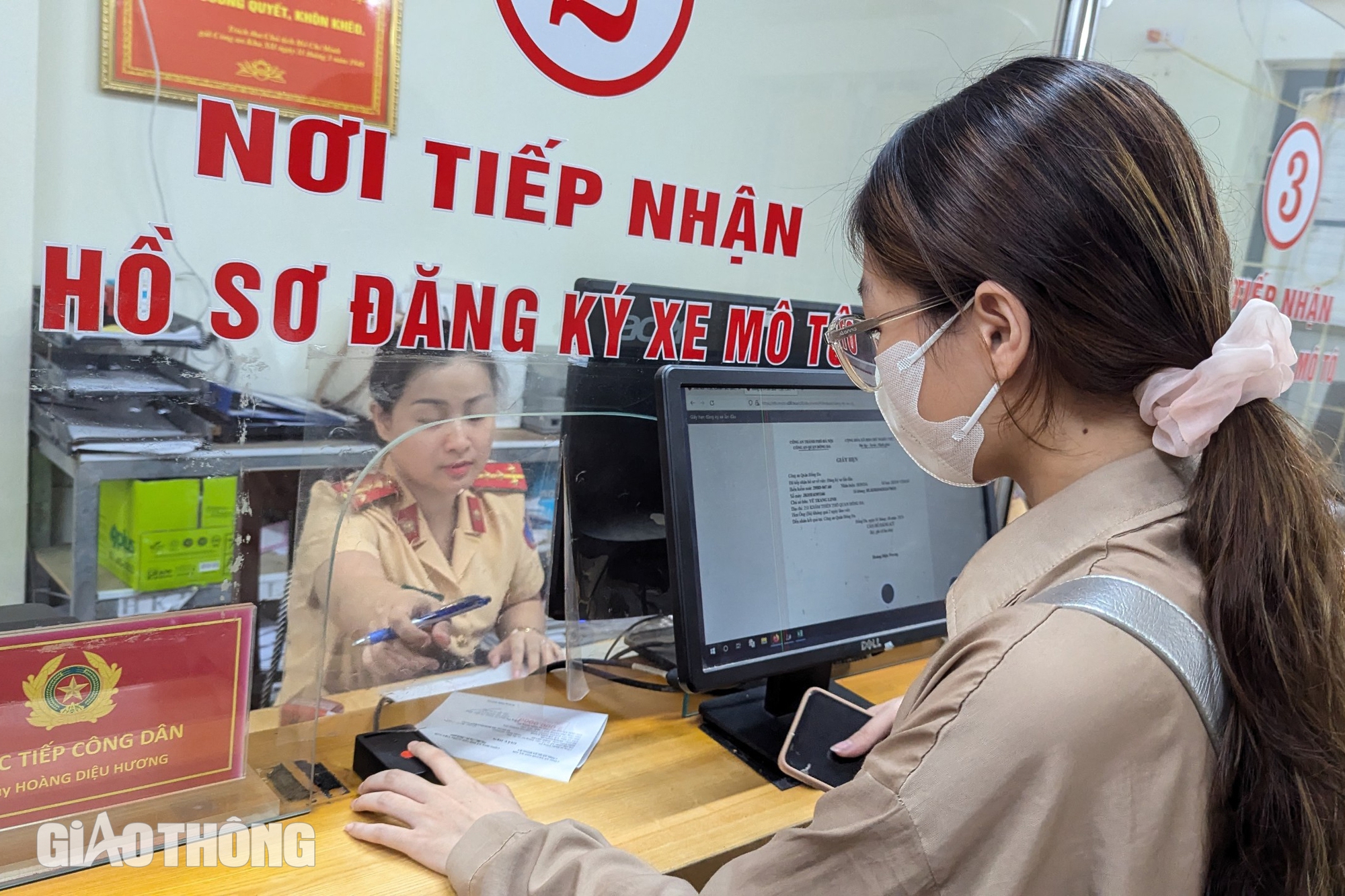 Những chủ xe đầu tiên đăng ký, bấm biển số trên cổng dịch vụ công- Ảnh 1.