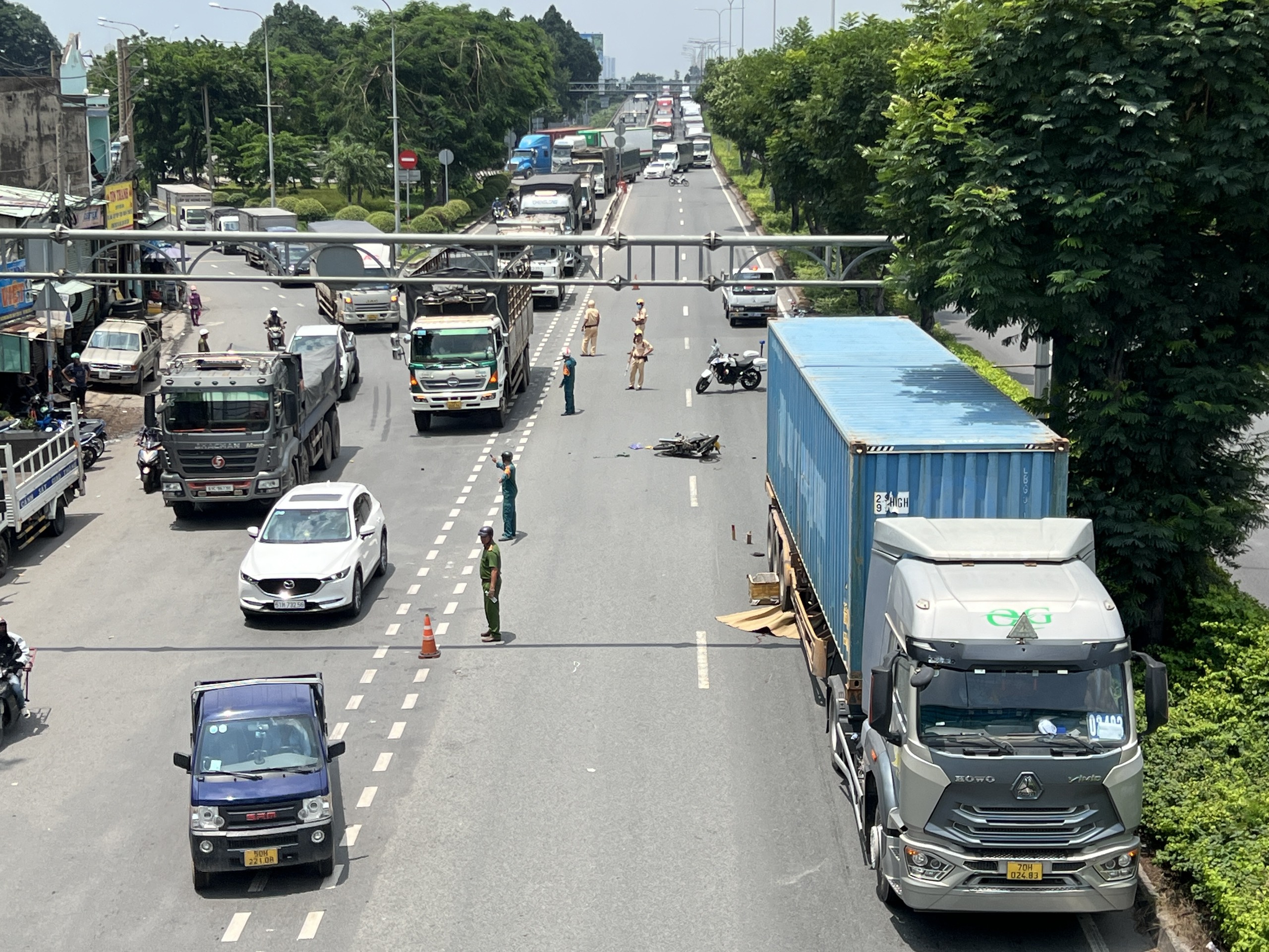 Hai xe máy va chạm, thanh niên bị xe container trờ tới cán tử vong- Ảnh 1.