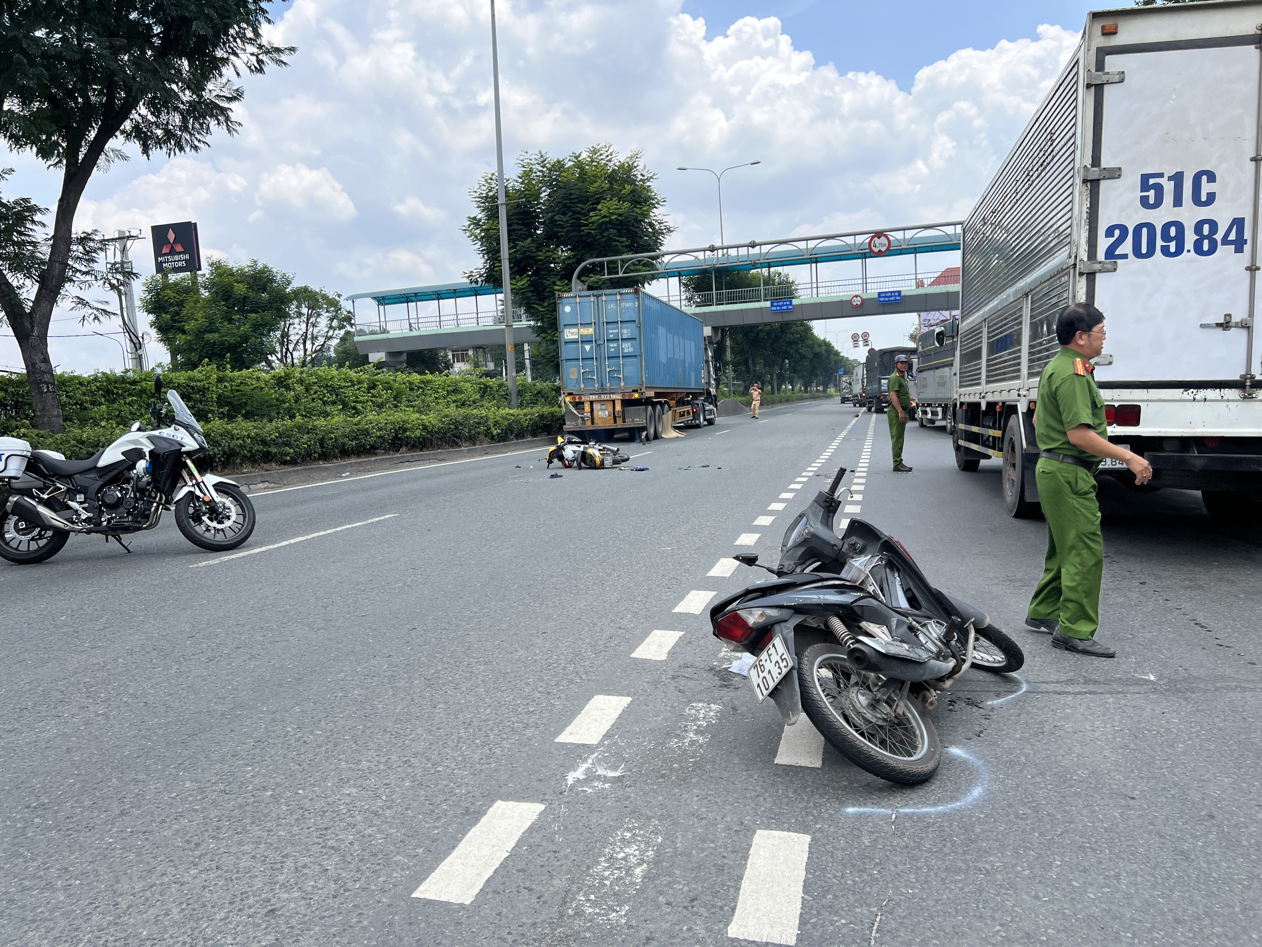 Hai xe máy va chạm, thanh niên bị xe container trờ tới cán tử vong- Ảnh 2.