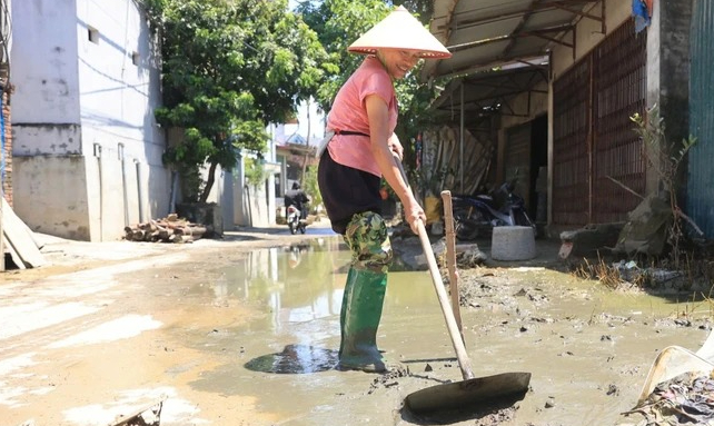 Sau lũ rút, người dân ngoại thành Hà Nội tất tả đưa cuộc sống trở lại bình thường- Ảnh 1.