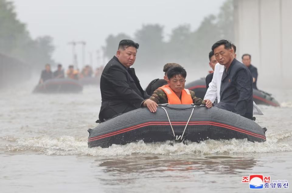 Lãnh đạo Triều Tiên đi tàu bọc thép mang hàng viện trợ cho người dân vùng lũ- Ảnh 11.